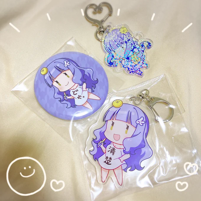 先日の #どこキャ祭 のコラボグッズが一足早く届きました バレンタインアクキーとの比較ですが大きくて発色も良い! ゲットしてくれたカヲリスナーには来月辺りに届く予定ですお楽しみに