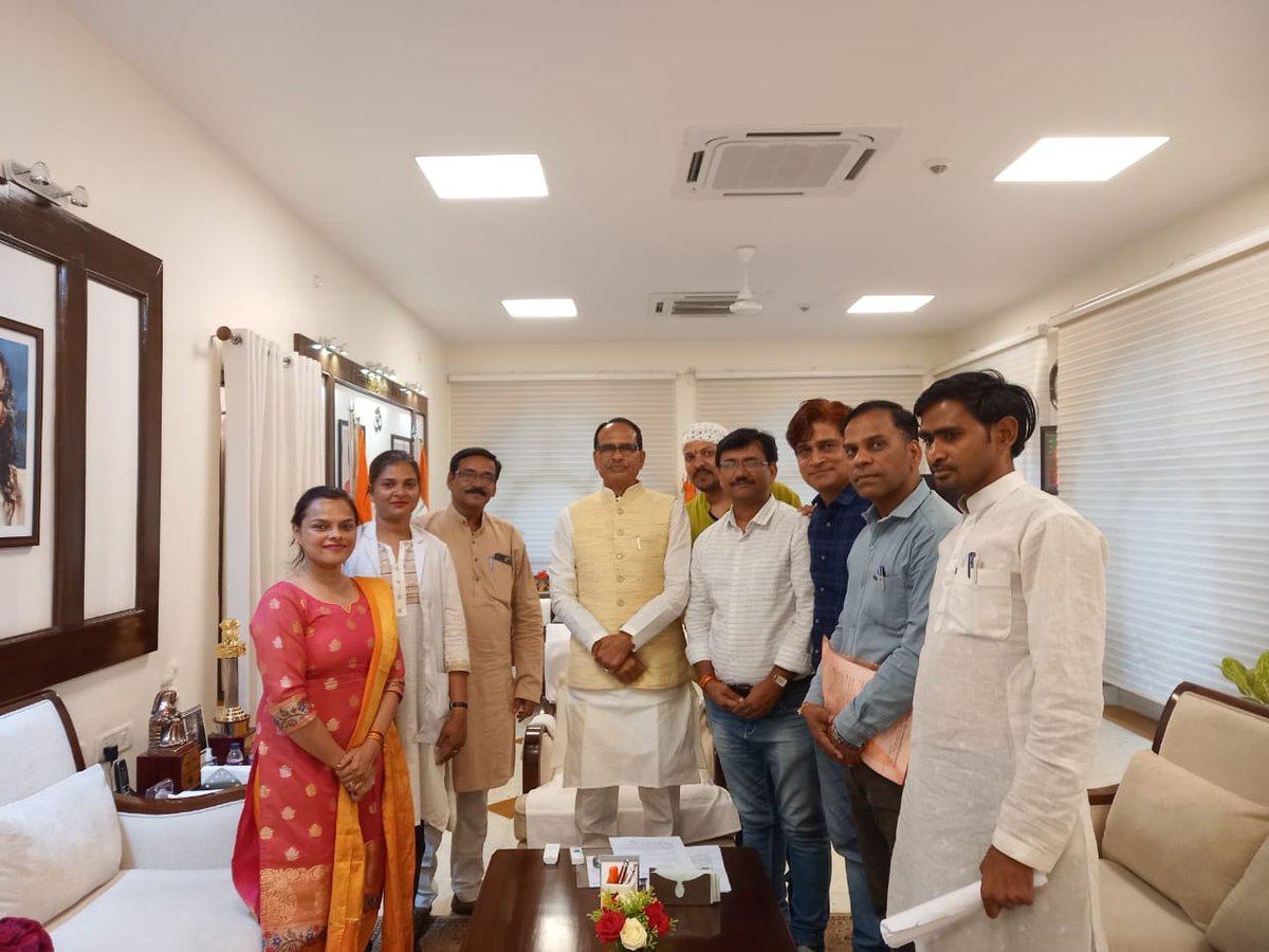 DineshK19556552's tweet photo. @Rakeshm45640448 @NHM_MP @narendramodi @AmitShah @ChouhanShivraj @OfficeOfKNath @News18MP @ZeeMPCG @IBC24News @ChouhanShivraj आपने 4 मई 2023 को NHM प्रतिनिधि मण्डल से 5जून2018 की संविदा नीति 15दिन में लागू करने का वादा किया है
माननीय आदेश जारी करें 
32000 संविदा कर्मचारी अपने 150000 परिवार के सदस्यों के साथ उम्मीद भरी निगाहों से आपको देख रहे हैं 
#वादा_नहीं_आदेश_चाहिए_एनएचएम_मध्यप्रदेश https://t.co/TyzcLVSZIh