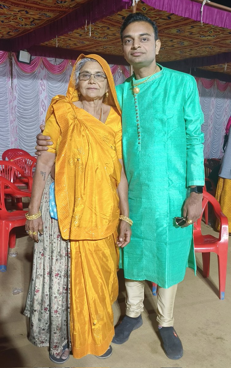 “માઁ તે માઁ બીજા બધા વગડાના વા”.

માતા વિના આ સંસારની કલ્પના અધૂરી છે. "માઁ” દુનિયાની ફક્ત એક જ એવી વ્યક્તિ છે, જે કોઈ પણ ઉંમરે તમને બાળક હોવાનો અહેસાસ કરાવે છે. પ્રેમ, વાત્સલ્ય, કરુણા અને સમર્પણની મૂરત એવી મારી માં ને માતૃ દિવસ નિમિત્તે હાર્દિક શુભકામનાઓ.
#happyMothersDay