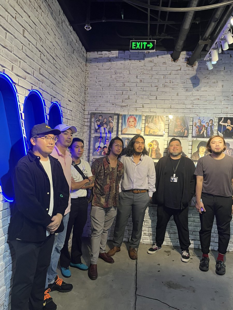 Officially joined Warner Music Philippines a few days ago. Lotsa stuff to be released under them soon! 🫶🏻