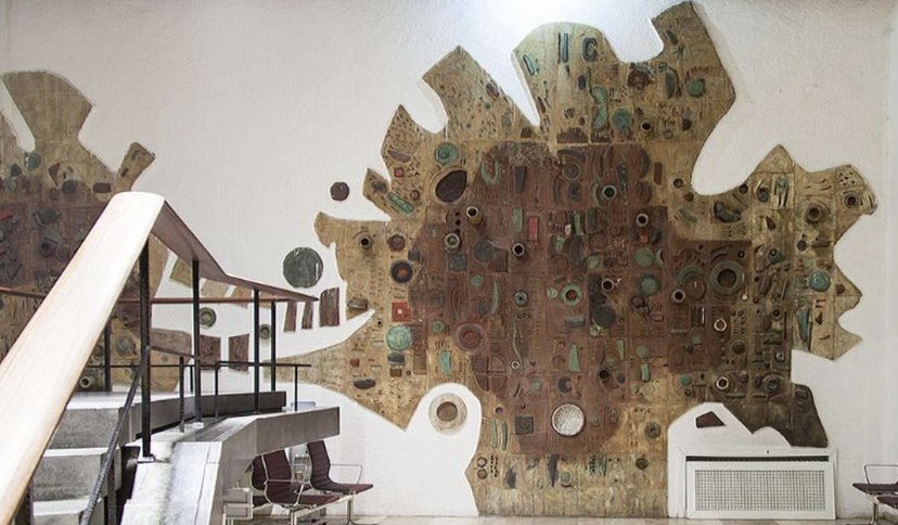 Cemil Eren’in Ankara TRT Arı Stüdyosu için tasarladığı soyut geometrik pano

*Fotoğraf: Can Mengelibörü Arşivi

*Arşivin devamı için sehrinpanolari.com 'u ziyaret edebilirsiniz.