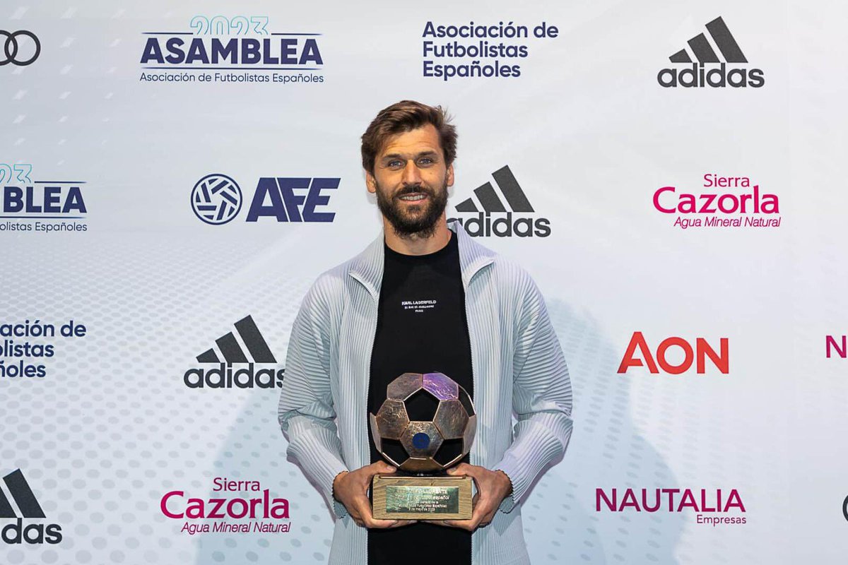 Muy agradecido por el premio recibido por parte de @afefutbol