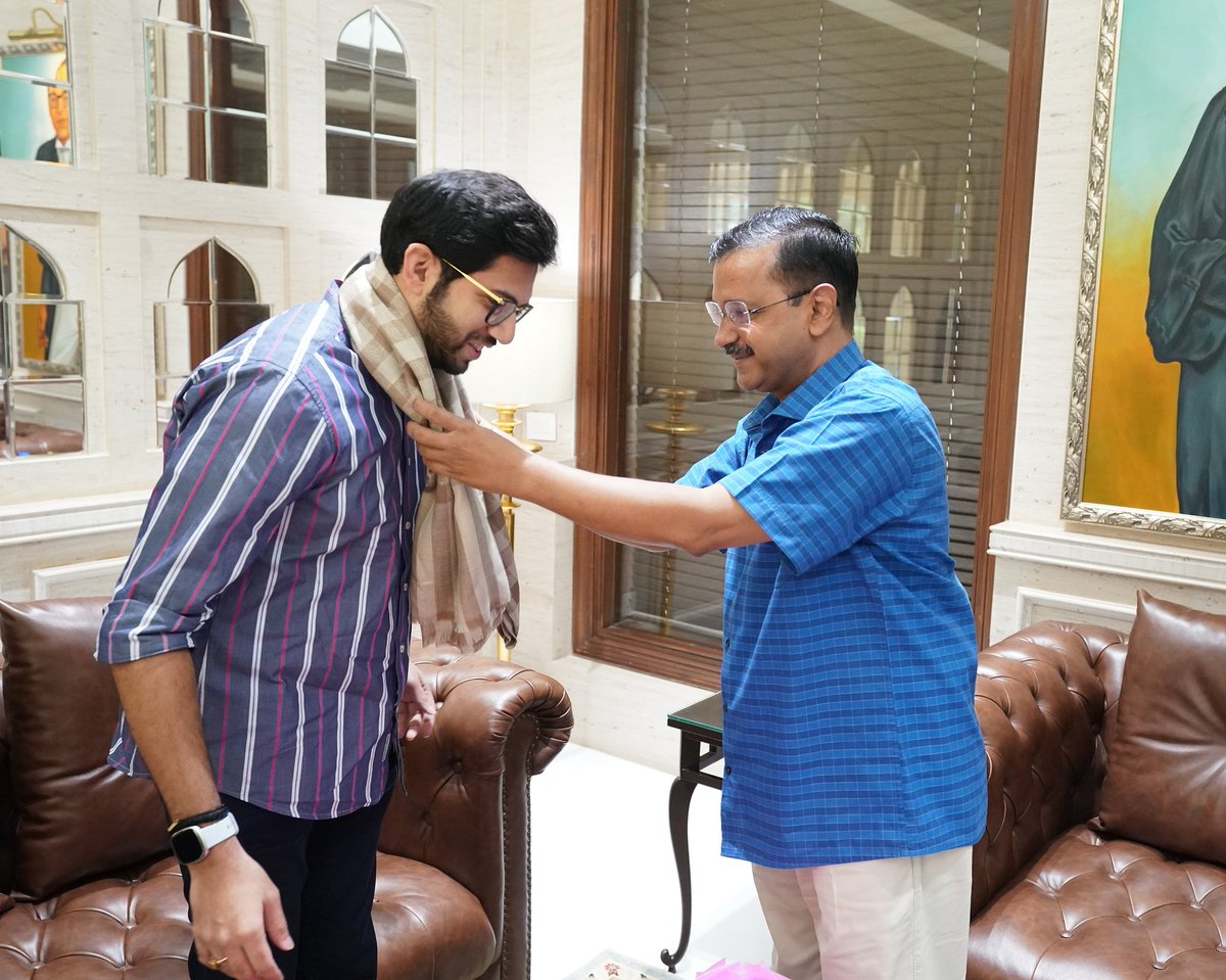 ArvindKejriwal's tweet photo. आज अपने आवास पर श्री आदित्य ठाकरे जी के आतिथ्य का अवसर मिला। देश के वर्तमान राजनीतिक घटनाक्रम को लेकर उनसे विस्तार से बातचीत हुई। @AUThackeray https://t.co/2VlHJSquDB