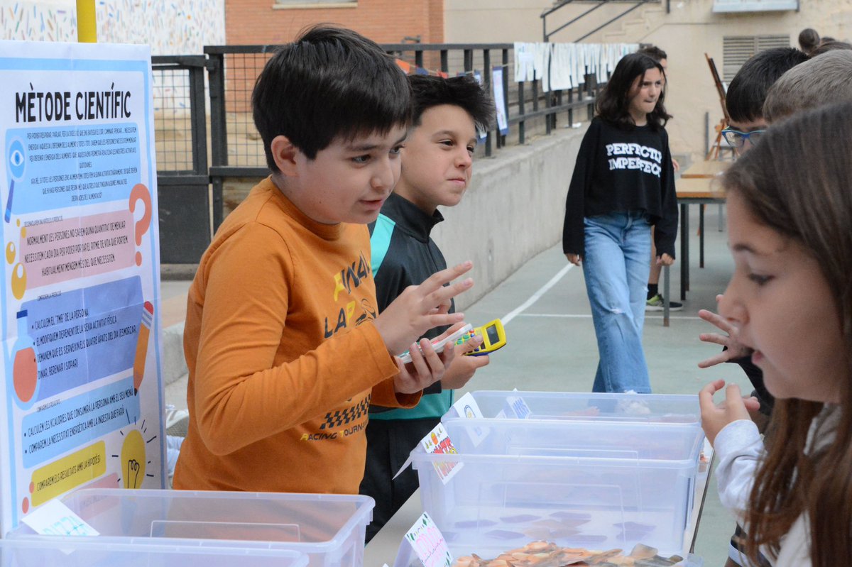 escolaguinardo's tweet photo. La setmana de la ciència a l’escola. Aquí teniu un petit tast de la fira CS i ESO amb pares, padrins i fillols. Un gran dia! @EscolesCoop @igualtat_edubcn @FTrams #setmanadelaciencia #anyinternacionaldelmill https://t.co/Ie1ODmI6kU