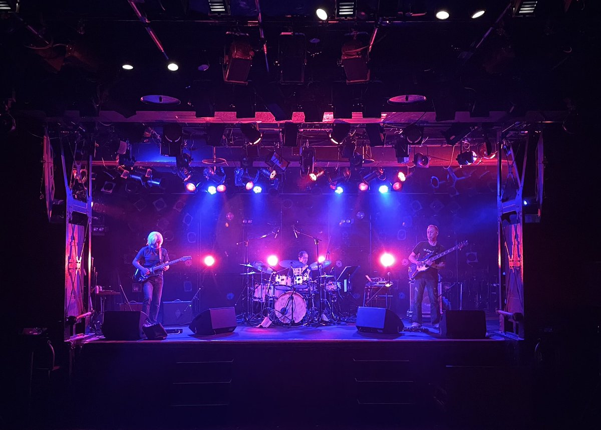 MzesRecordz's tweet photo. 【アカサカトリオ】
本日は、名古屋 CLUB QUATTROでの公演でツアーファイナルです！🎸🥁🎸

1st公演開場しました！
この後、16:30～開演です！
リハーサル写真をチラリ📸
 #アカサカトリオ https://t.co/p6qswWr56S