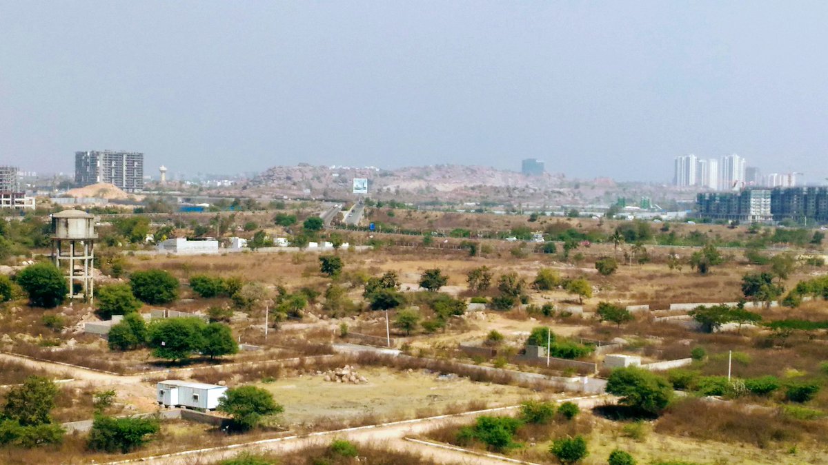 Reminiscence - Jan 2017
Pic 1: Hyderabad ORR near Narsingi Bridge
Pic 2: View from Kokapet. Guess the u/c building on the right
@HyderabadMojo