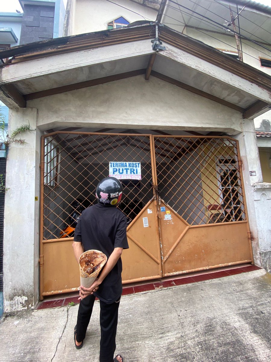 GaribaldiSaddam's tweet photo. "Kan ku persrmbahkan sekuntum crepes, aku di depan keluaro" https://t.co/W16UqAwYrG