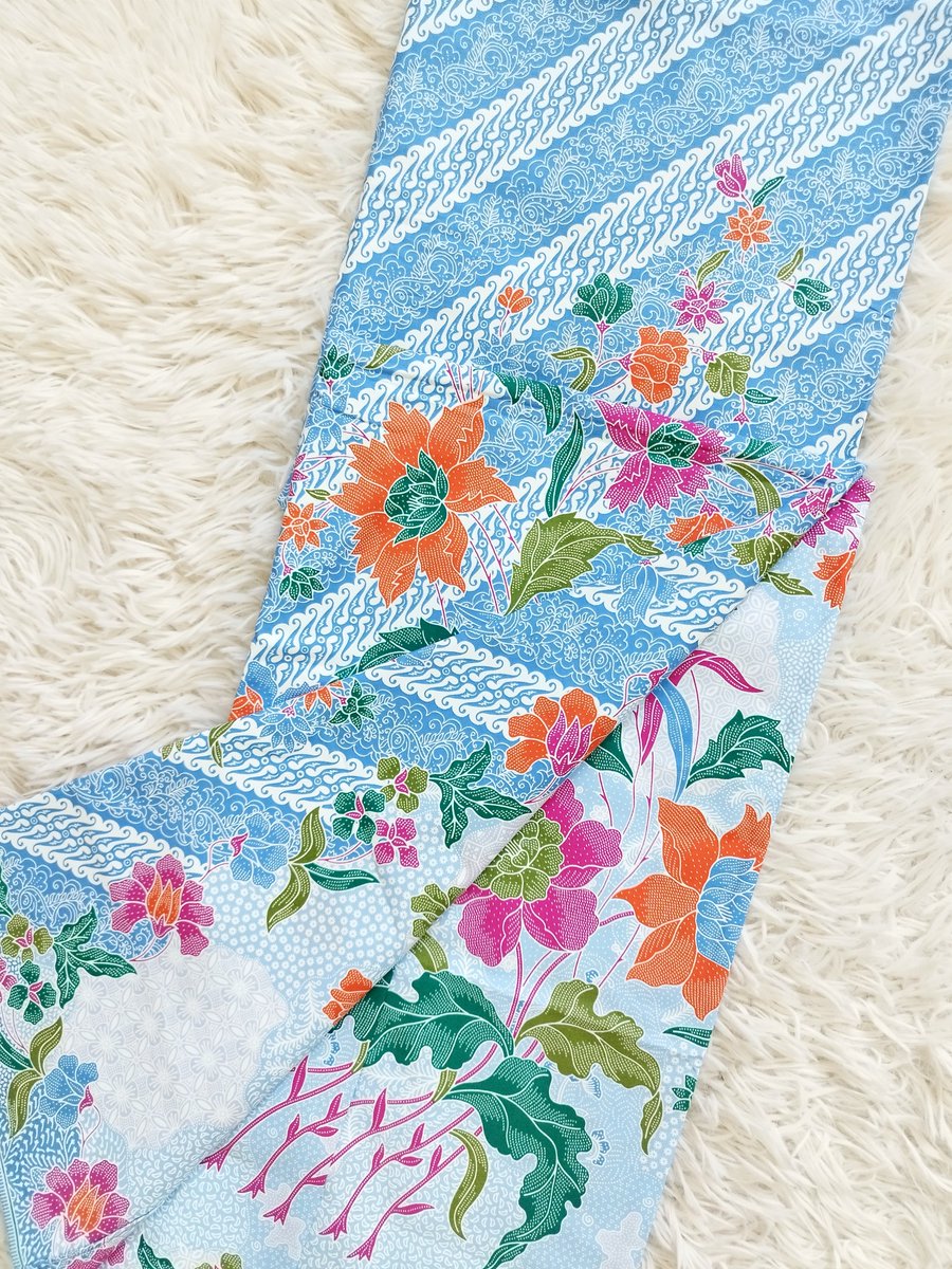 LMRElegans's tweet photo. Takkan sebab kita perempuan dah sedia ada cantik, jadi kita kena settle for bare minimum je??? Hello kita deserve pakai cantik² yaaa 😤😤

BATIK KEBAYA for us all lesgooo! https://t.co/HhreMAdBay