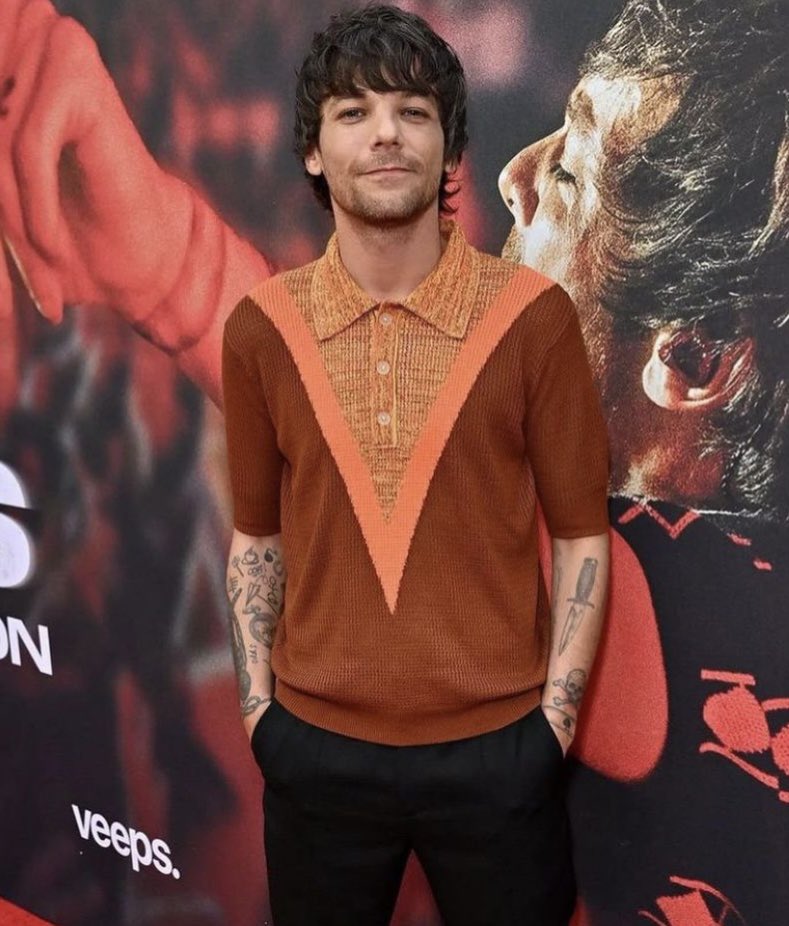 RedQ90's tweet photo. Los dos de naranja… 😏😏🍊🍊🧡🧡 @Harry_Styles @Louis_Tomlinson #larrystylinson #LouisTomlinson #harrystiles #FaithInTheFuture #LoveOnTour2023 #harryshome https://t.co/8EsDGkFeIW