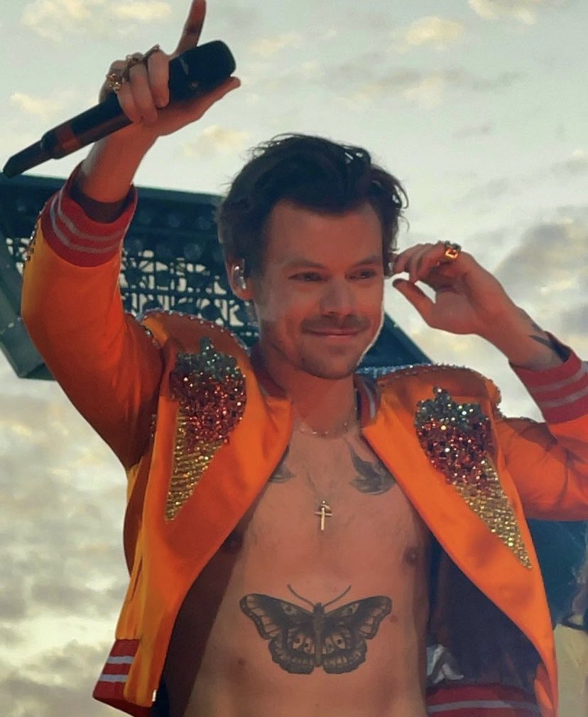 RedQ90's tweet photo. Los dos de naranja… 😏😏🍊🍊🧡🧡 @Harry_Styles @Louis_Tomlinson #larrystylinson #LouisTomlinson #harrystiles #FaithInTheFuture #LoveOnTour2023 #harryshome https://t.co/8EsDGkFeIW