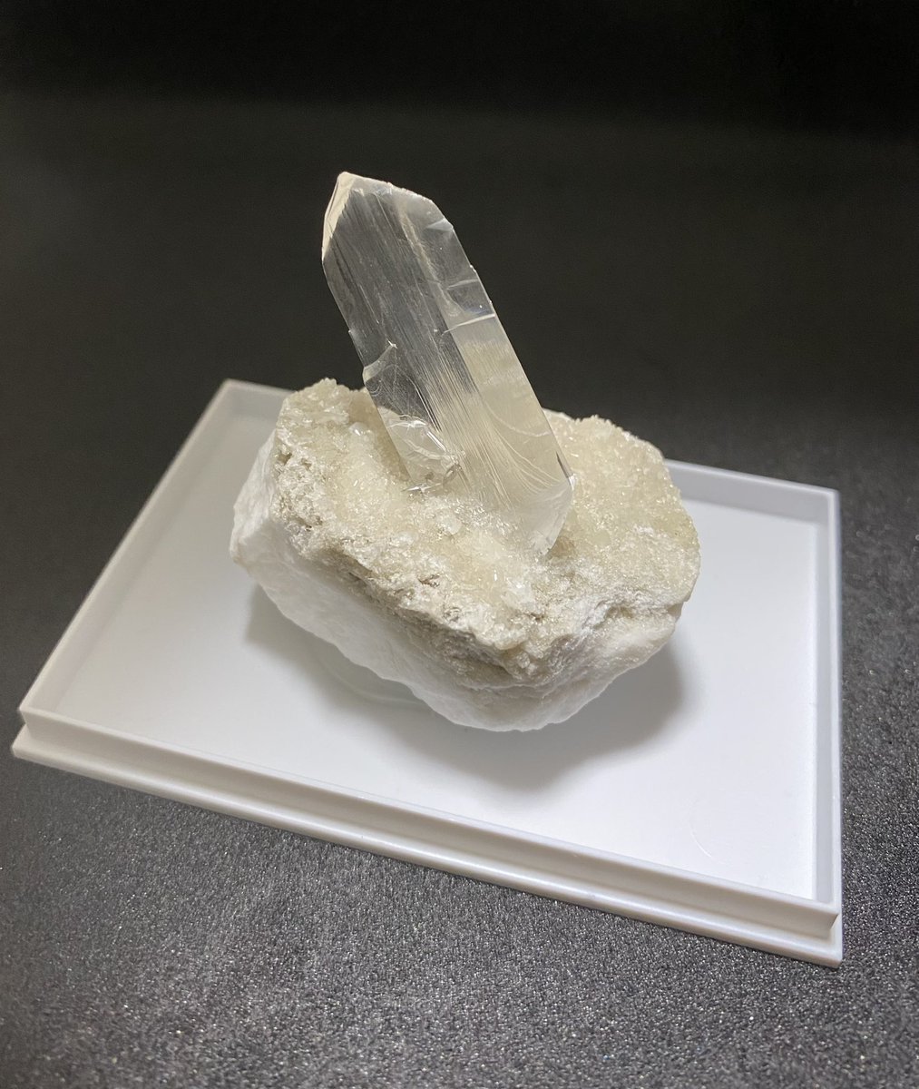 母岩付きのセレナイト
剣みたいでかっこいい