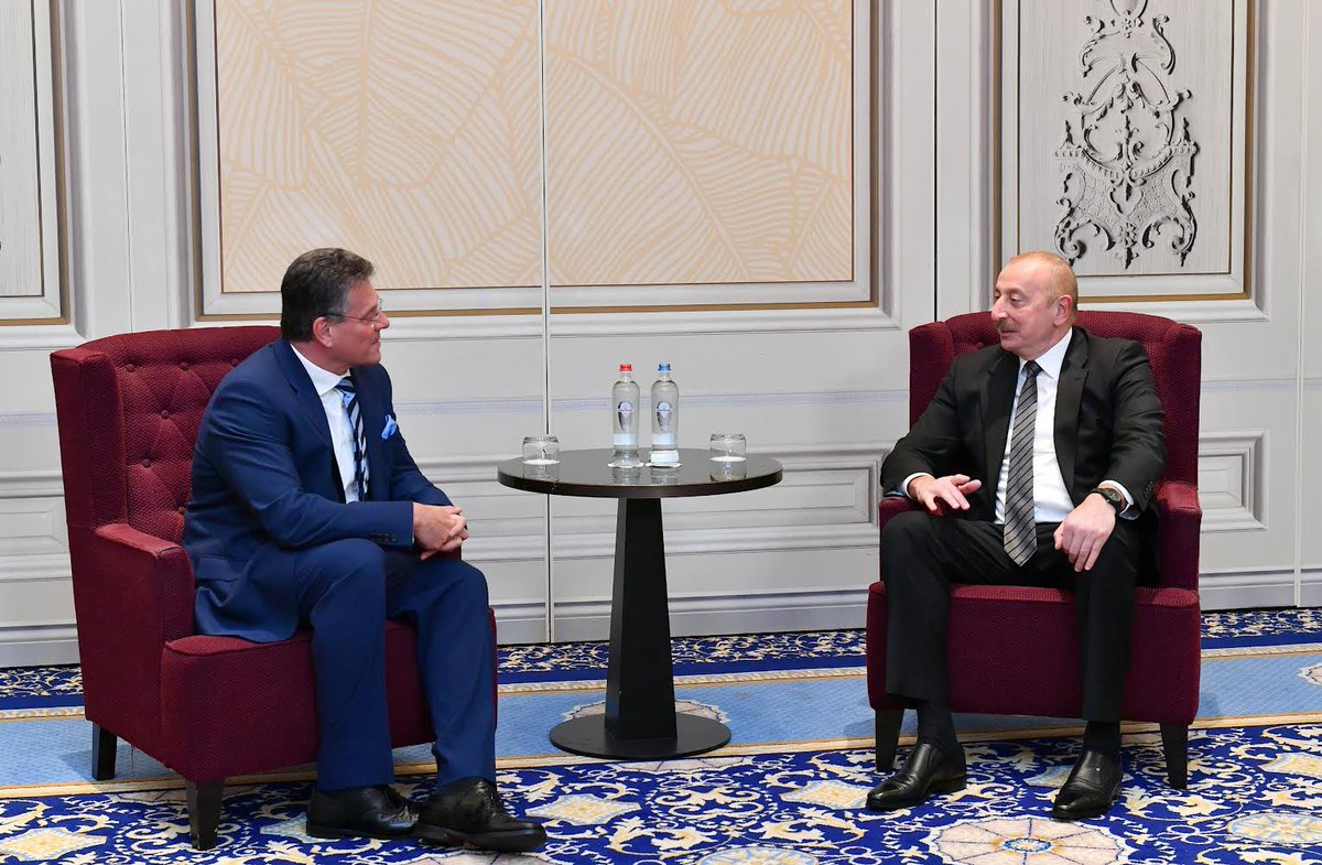 Azerbaijan is a vital energy partner for the EU. With 🇦🇿 President Aliyev, we discussed our shared objective to deepen this partnership, incl. via the #EUEnergyPlatform on joint gas purchasing and in the field of renewables, like green hydrogen. Thank you for a valuable exchange.