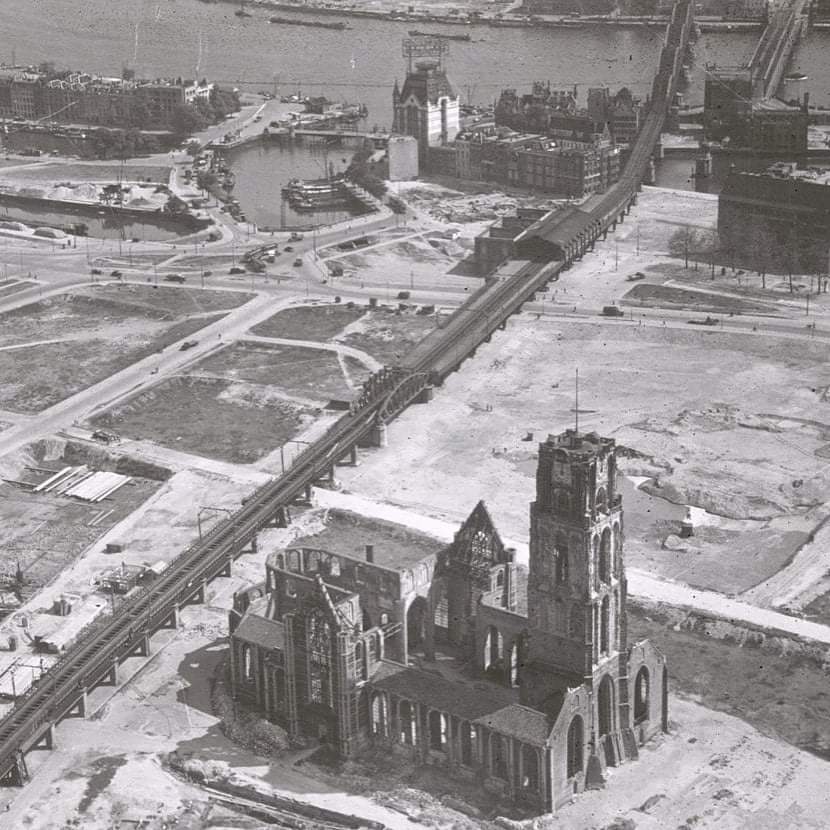 RoyGrinwis's tweet photo. 14 mei 1940, #Rotterdam 🟢⚪🟢

Tussen 13:27 en ongeveer 13:40 uur bombarderen Duitse bommenwerpers Rotterdam. Het bombardement van een kwartier vernietigde bijna de gehele historische binnenstad van Rotterdam. Naar schatting kwamen zo'n 650 tot 900 mensen om, en ongeveer 80.000 inwoners raakten dakloos.

#TweedeWereldoorlog
