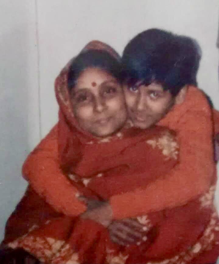 astroavinash's tweet photo. मै और मेरी माँ… ये तस्वीर 1988 की है । 1995 में मेरी माँ भगवान के पास वापस चली गईं । 
#MothersDay #MeriMa https://t.co/rT7u3rcEJ3