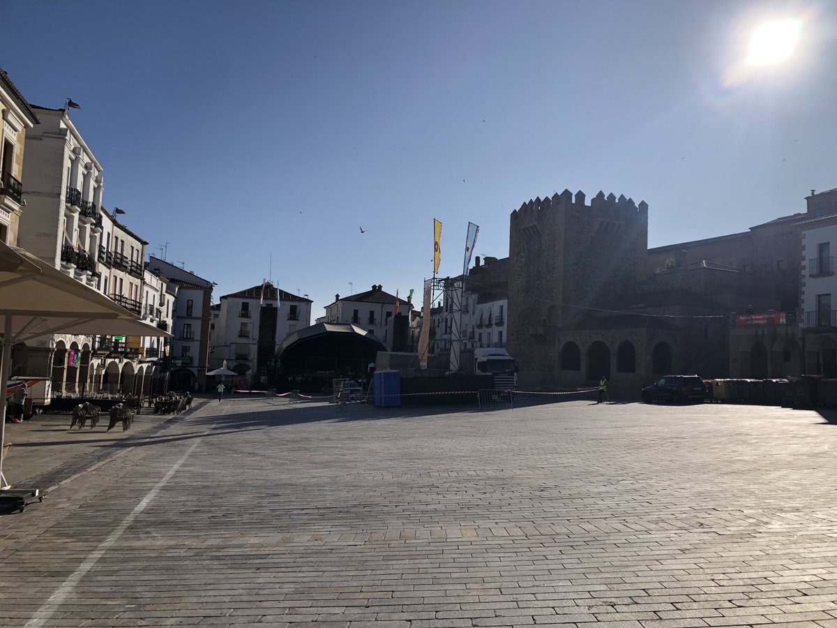 45Beatriz's tweet photo. Mi felicitación a los trabajadores de la limpieza de la empresa adjudicataria. Sinceramente , sorprende encontrarse así la plaza tras la noche #Womad2023  Aunque no es nuevo. Ahora solo falta que la ciudadanía sea más consciente de la basura  que puede dejar de generar https://t.co/N6CUYBYiRH