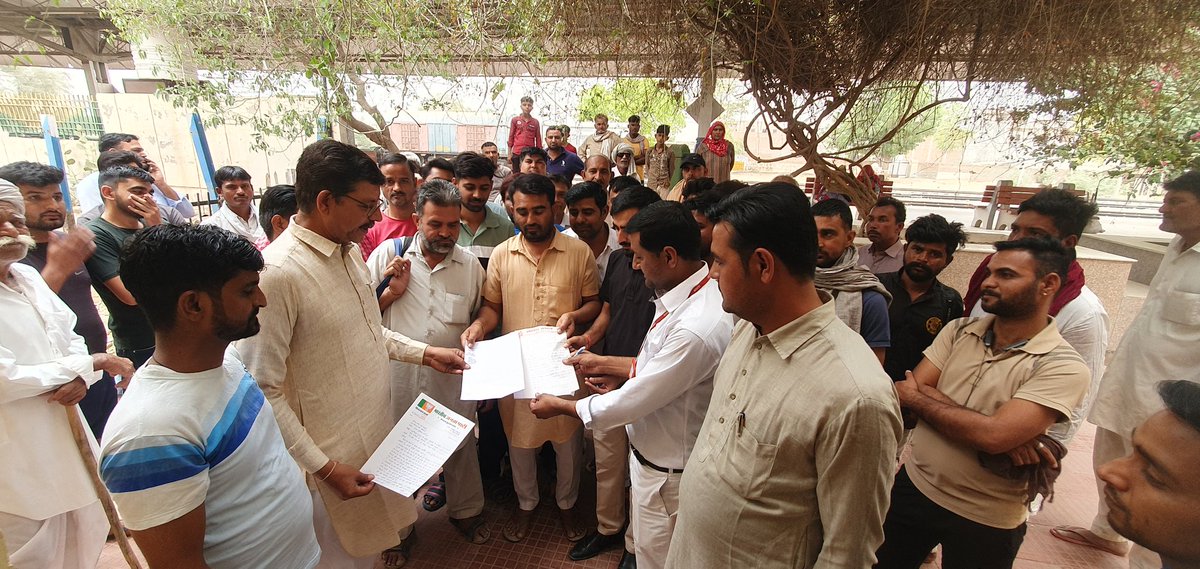 ajaxojhax1998's tweet photo. #अरजनसर_में_एक्सप्रेस_ट्रेन_का_ठहराव_हो 
आज इसे लेकर arjansar स्टेशन मास्टर को ज्ञापन दिया गया । जिसमे भरी संख्या में ग्रामीण मौजूद रहे । अगर मांगे नहीं मांगी गई तो आंदोलन के लिए भी तैयार है। @arjunrammeghwal @drmbikaner https://t.co/VmBEOSAvUb