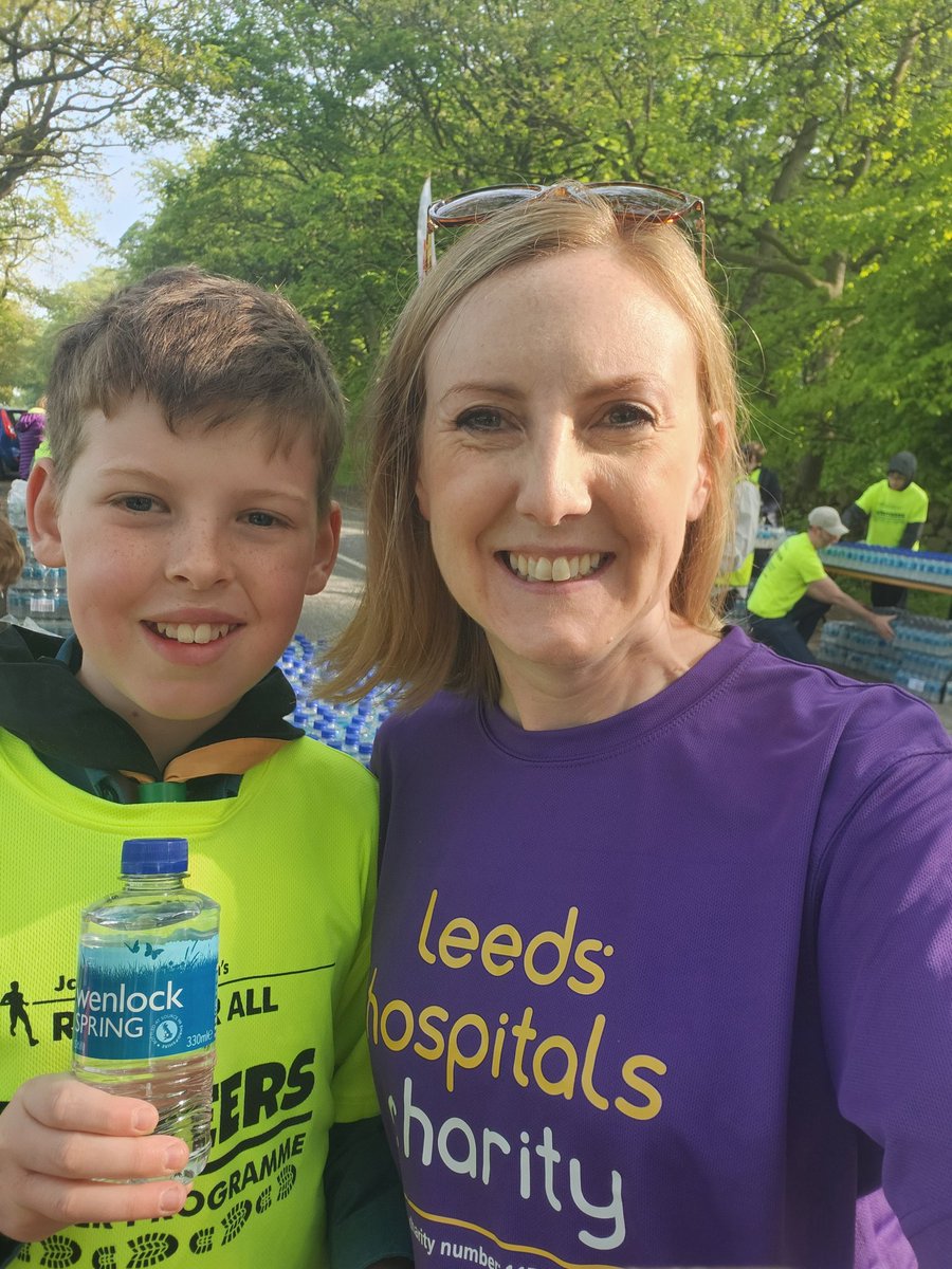 We're ready at water station 3 @AgamJung and @ClaireLang1 . And warming up our voices for #RunforRob @LDShospcharity #leedsmarathon 🤩