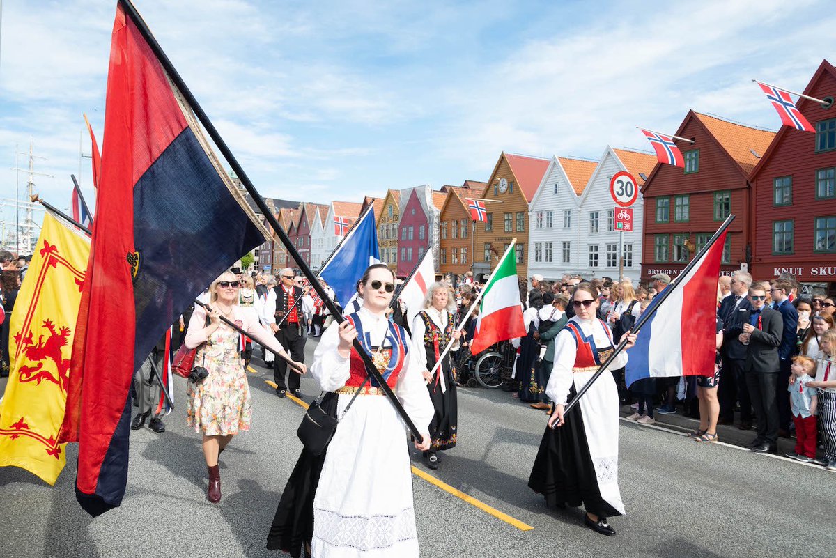 17. mai i Bergen tweet media