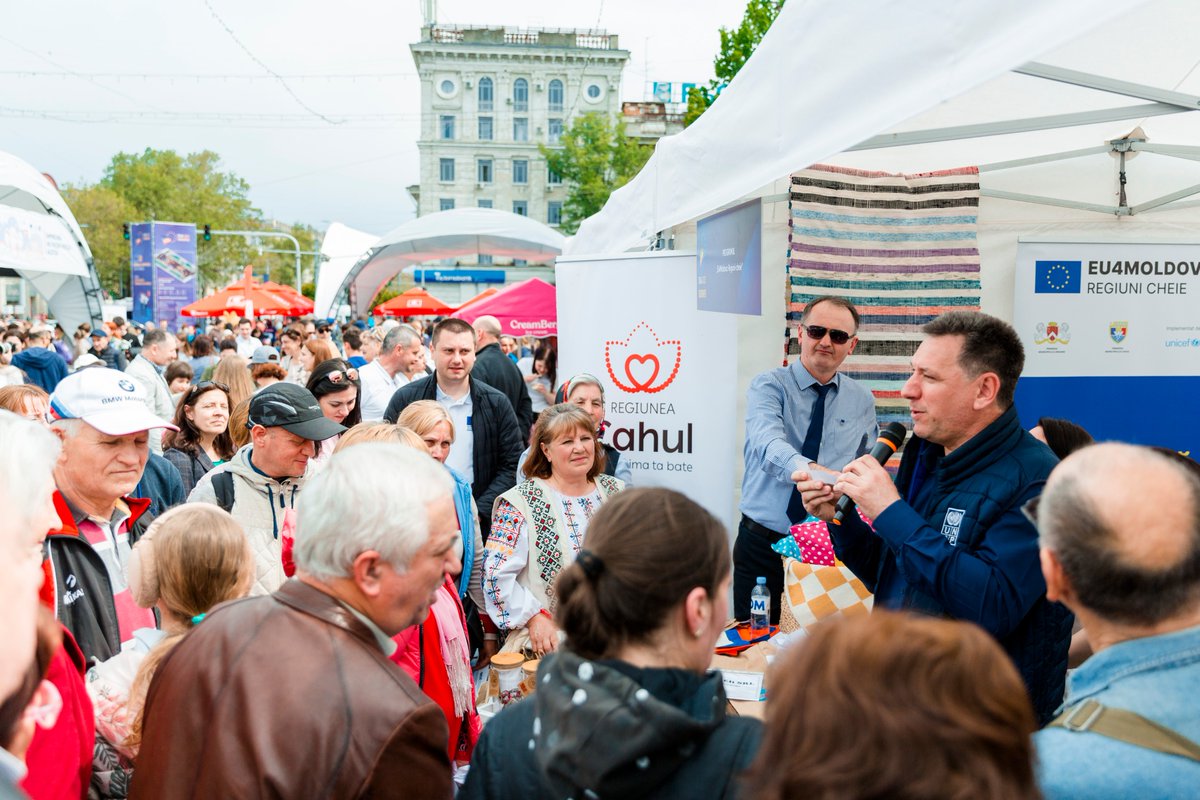 We were thrilled to join @EUinMoldova for #EuropeDay2023 and witness the enthusiasm, creativity, curiosity of people visiting our projects' stands and participating in activities: quizzes, workshops, wall climbing flic.kr/s/aHBqjADCnj #UNDPEUPartnership