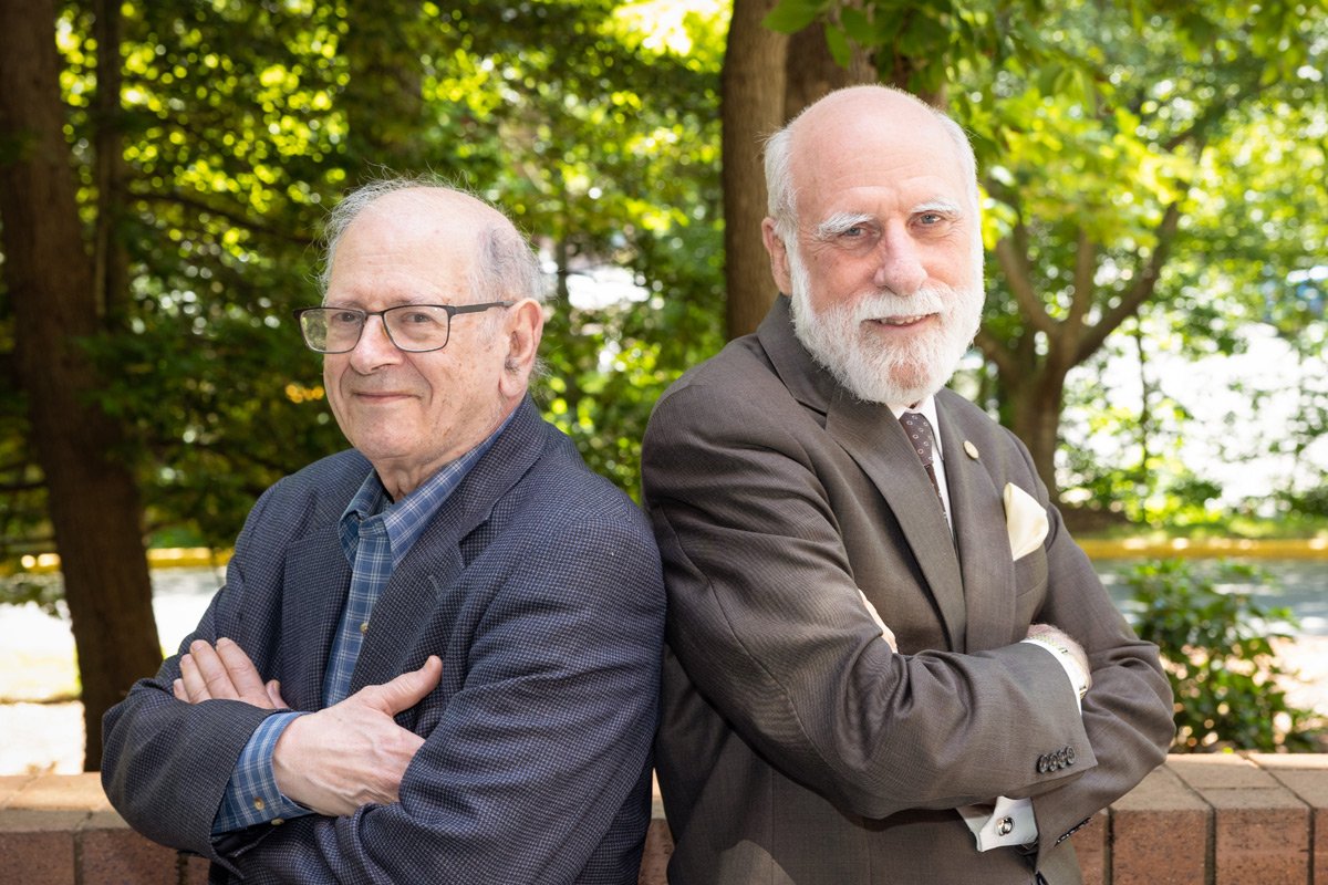 Tal día como hoy, un 14 de mayo de 1973, Vinton Cerf y Robert Kahn presentan el protocolo de red TCP (Transmission Control Protocol) la base sobre la que se construirá Internet. Se cuenta que en esa presentación se usó por primera vez la palabra INTERNET 😍
#efeméridesMolonas