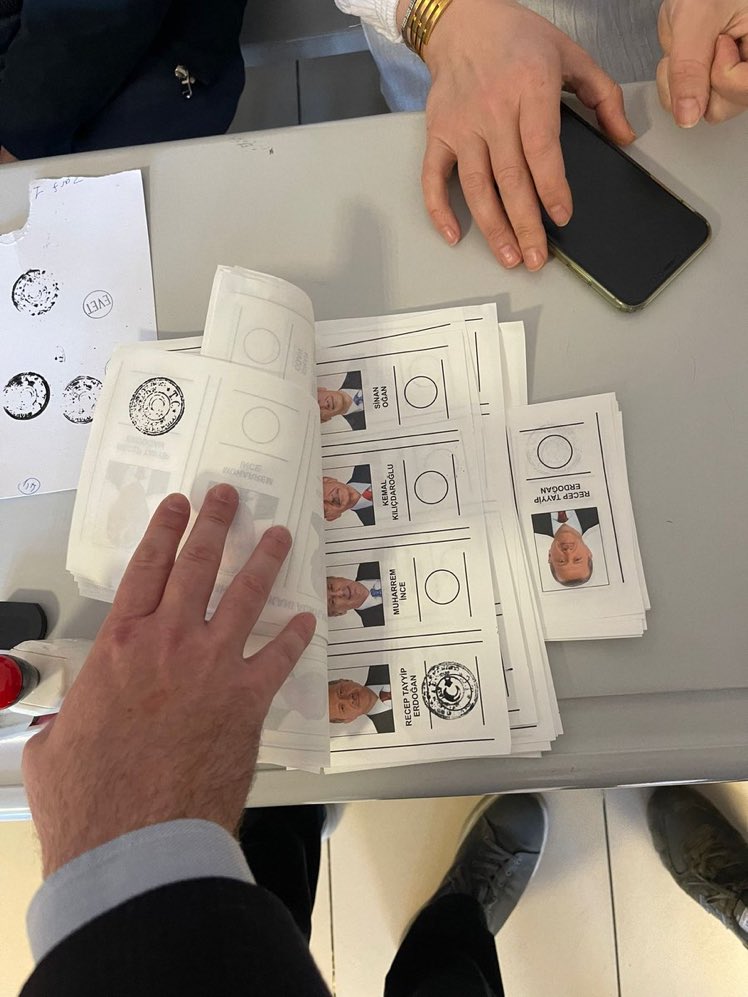 İstanbul 3. bölgede pusulaların arkasına vurulan mühür, Erdoğan'ın bulunduğu bölgenin arkasına vurulduğu için ön tarafına geçti. (Gerçek Gündem)