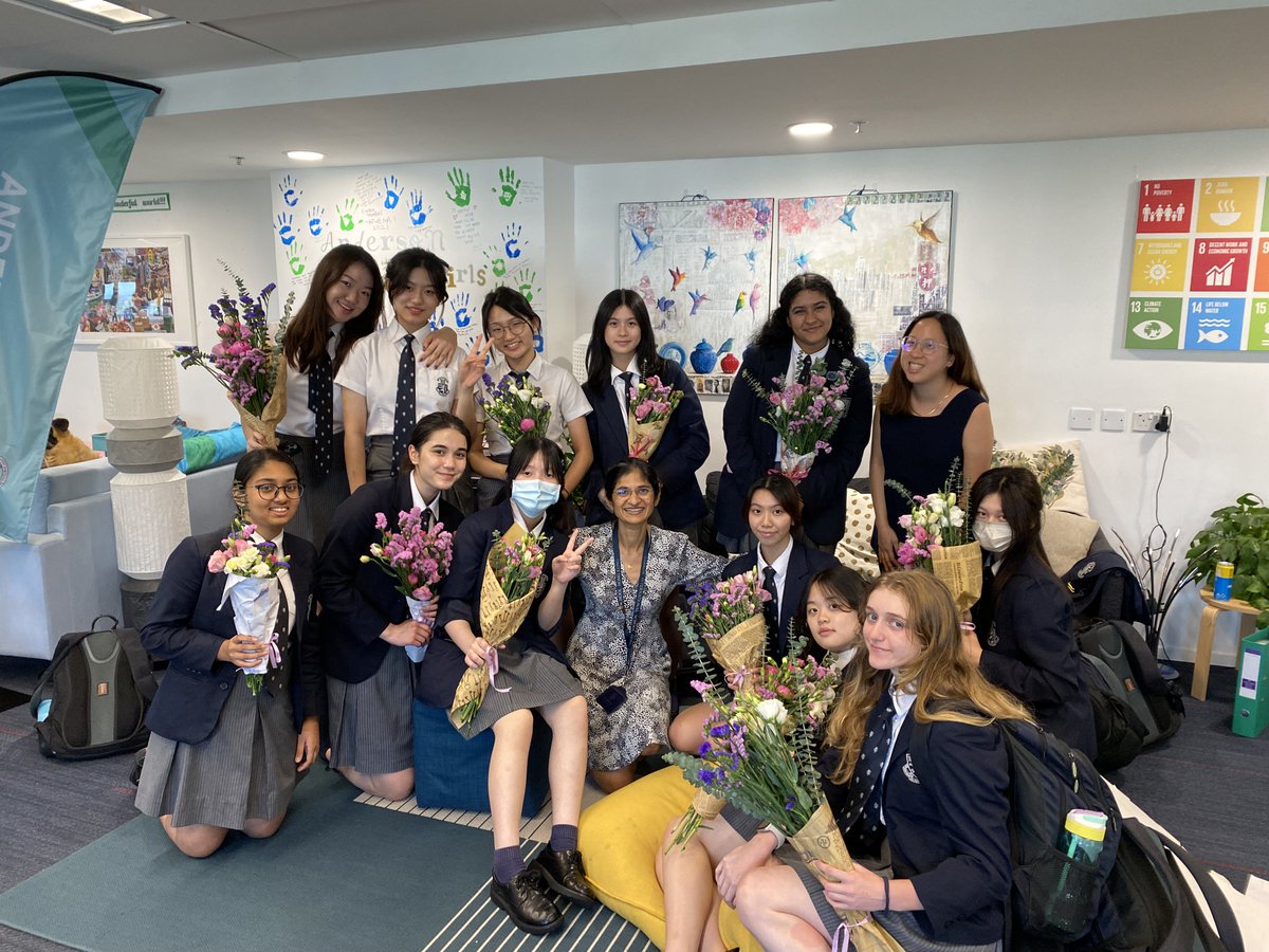 HHKSAnderson's tweet photo. Fun afternoons with our Year 11s and Year 13s over the past two Fridays, decorating flowers, cooking and eating brownies in the happy Anderson spirit as we send them off and wish them good luck for their study leave!
@Harrow_HK 
@HeadHarrowHK https://t.co/NsPAvUBEms