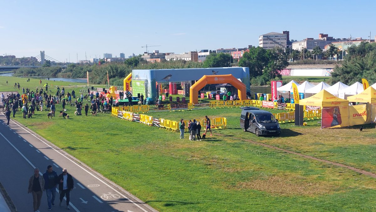 scgramenet's tweet photo. Preparativos en el Parc Fluvial del Besòs para la salida de la @CanWeRun carrera con perros inédita hasta la fecha en Catalunya, con finalidades solidarias como el fomento de la adopción de animales de compañía y su tenencia responsable #CanWeRun https://t.co/w1WAYuyKAW