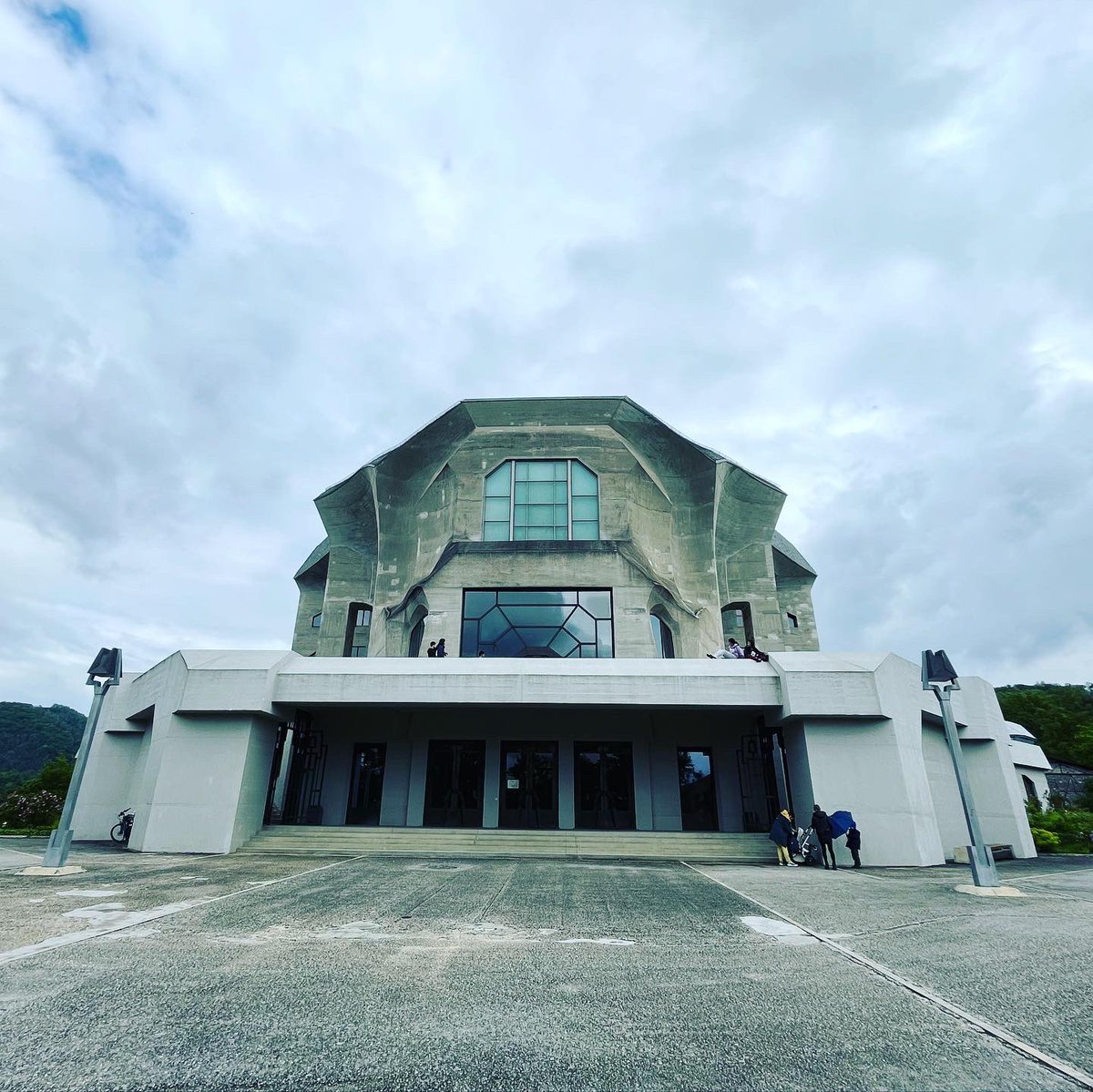 DFP_malaysia's tweet photo. ルドルフ・シュタイナーの建築
彼の理念を今日に受け継ぐ方々の拠点『ゲーテアヌム』で演奏会でした。シュタイナー自身の設計による建築物が素敵だったので、会場練習前にパチリ📷
#Goetheanum
#Swiss #Suisse #Sweiz https://t.co/yE6ElZzW2v