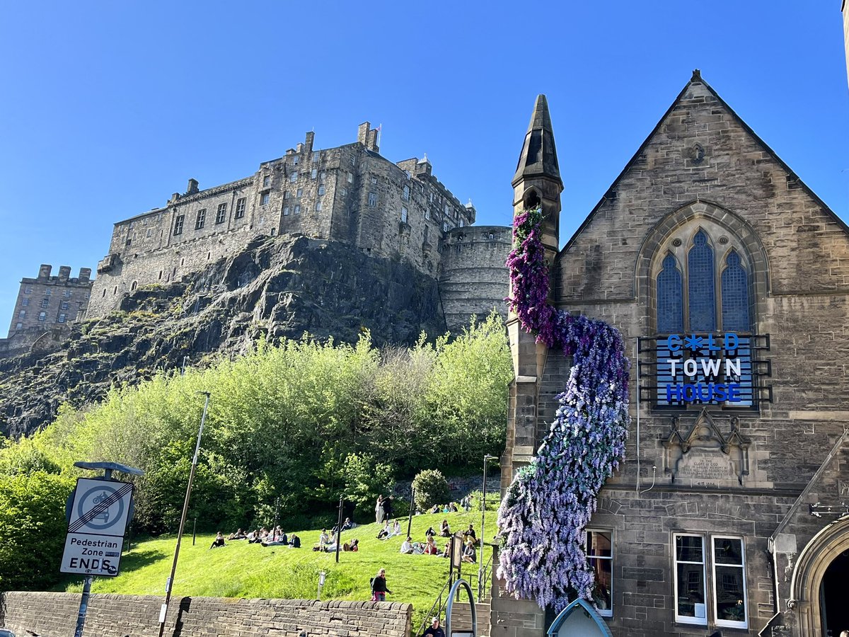 orygunjule's tweet photo. Blue skies over the castle.☀️🏴󠁧󠁢󠁳󠁣󠁴󠁿 https://t.co/7Nfrj0Dc1z