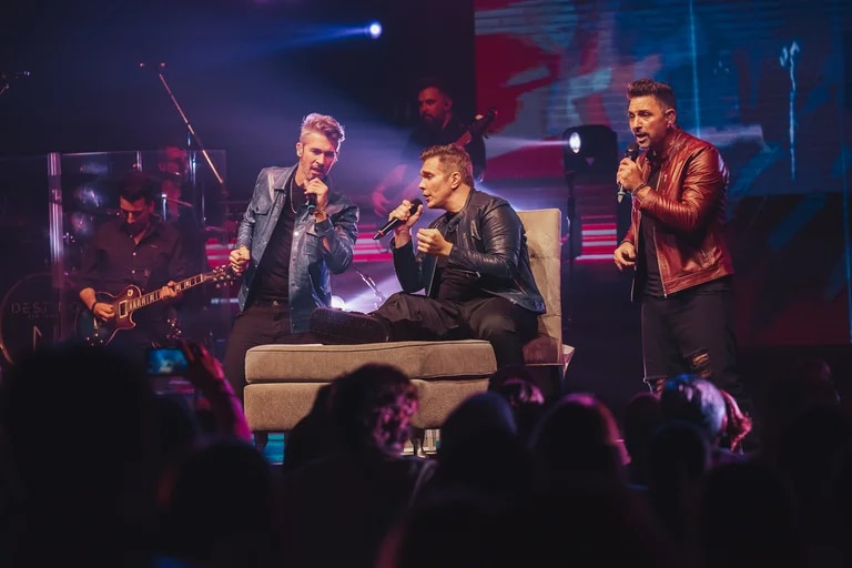 Con uno de sus integrantes lesionado, Destino San Javier tuvo su gran noche en el teatro Ópera dlvr.it/Sp12Wx