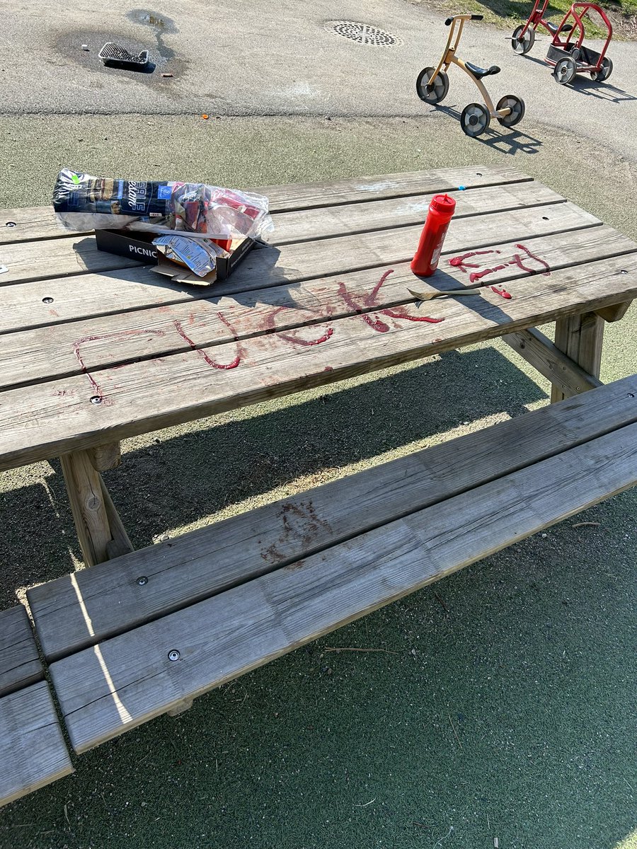 Dette er det som skjer når  ungdom ikke har noe sted å være, og «parkene» som er, er barnehager…og kan vi snart bare forby engangsgriller? #bamatomta #økern