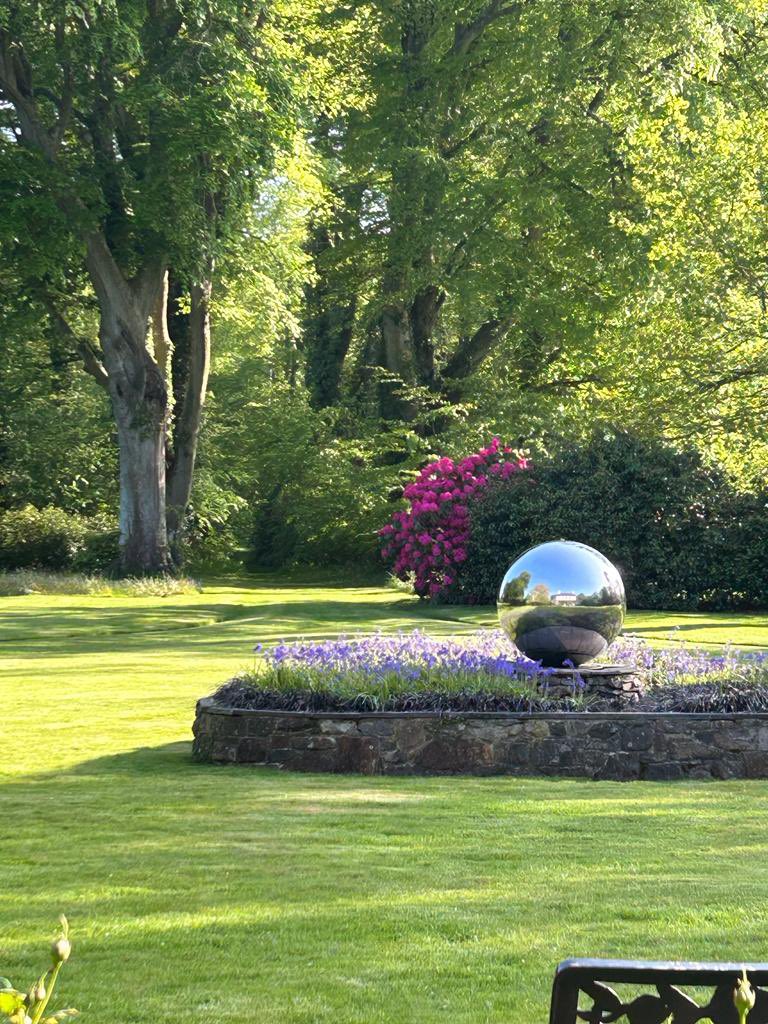 plasbodegroes's tweet image. Get ready for a springtime getaway at Plas Bodegroes! Our gardens are in full bloom, and we're offering reduced prices for May and June. Don't miss your chance to see our stunning wisteria and colourful flowers. Book now! #PlasBodegroes #SpringGetaway #ReducedPrices #Wisteria