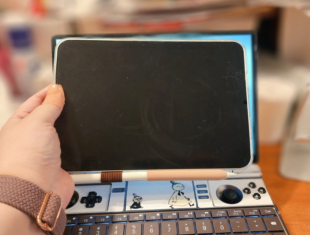 0oommoo0's tweet photo. 私のお気に入りゲーミングノーパソ
10インチ!小さいのにホグワーツレガシーできるハイスペックゲーミングノート‼️画面の大きさはiPadminiよりちょい大きいくらい。キーボード打ちやすい‼️お弁当トートにピッタリサイズ✌️Windows11、外部モニタ出力も液タブつけるのも可能、あと画面は液タブになっるよ https://t.co/sPVTtjZqH2