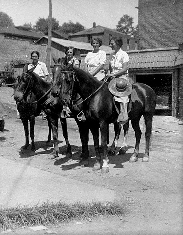 LRonLacy's tweet photo. The W.P.A.’s Pack Horse Library initiative sent librarians deep into Appalachia distributing reading material to the people who lived in a rugged, 10,000-square-mile area of eastern Kentucky.
@LivingNewDeal
#GreatDepression #TheNewDeal #WPA #libraries #PackHorseLibrary https://t.co/uiaEcEdTGN