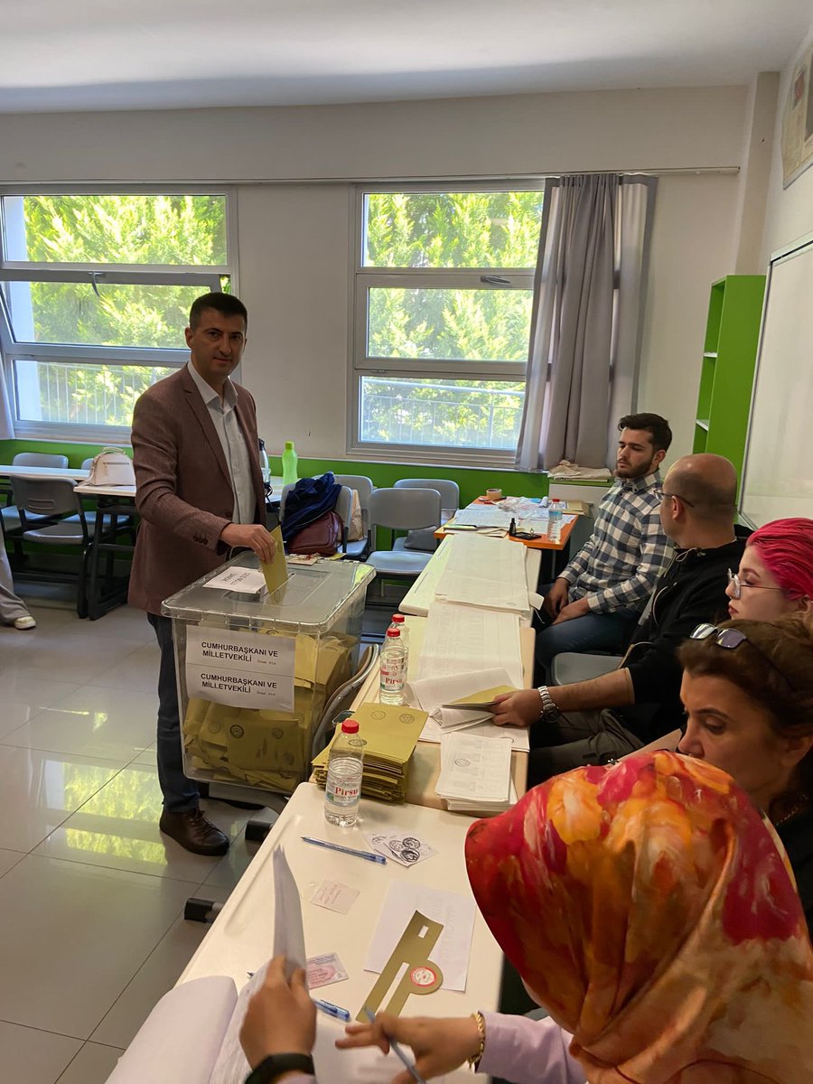 celebimehmeta's tweet photo. Oyumuzu kullandık. 

Cumhurbaşkanlığı ve 28. Dönem Milletvekilliği Genel Seçimleri'nin ülkemize, milletimize ve İzmirimize hayırlı uğurlu olmasını diliyorum. https://t.co/rfj05HWZZl