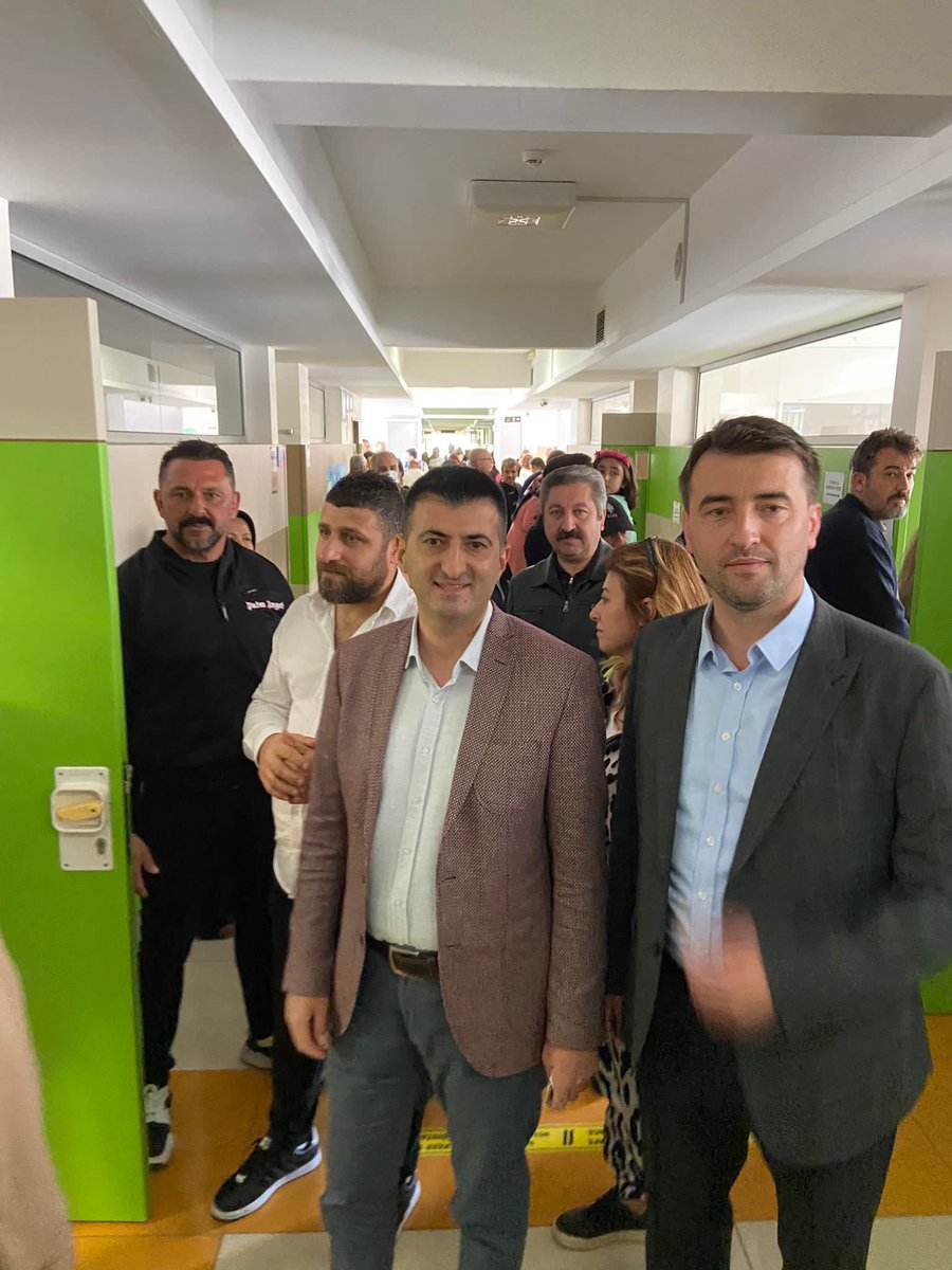 celebimehmeta's tweet photo. Oyumuzu kullandık. 

Cumhurbaşkanlığı ve 28. Dönem Milletvekilliği Genel Seçimleri'nin ülkemize, milletimize ve İzmirimize hayırlı uğurlu olmasını diliyorum. https://t.co/rfj05HWZZl