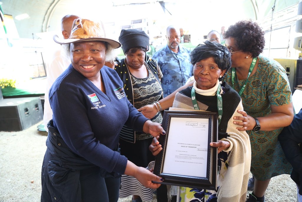 DOAgov_ZA's tweet photo. Hand over of the #TittleDeed, #Mechanisation & #LiveStock to the Dipati community & Doornkop individual plot owners in Doornkop Farm Ventersdorp, North West. #AcceleratingLandReform #LandIsFreedom #CapacityBuilding https://t.co/3MZthpf0RA