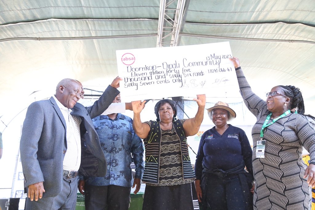 DOAgov_ZA's tweet photo. Hand over of the #TittleDeed, #Mechanisation & #LiveStock to the Dipati community & Doornkop individual plot owners in Doornkop Farm Ventersdorp, North West. #AcceleratingLandReform #LandIsFreedom #CapacityBuilding https://t.co/3MZthpf0RA