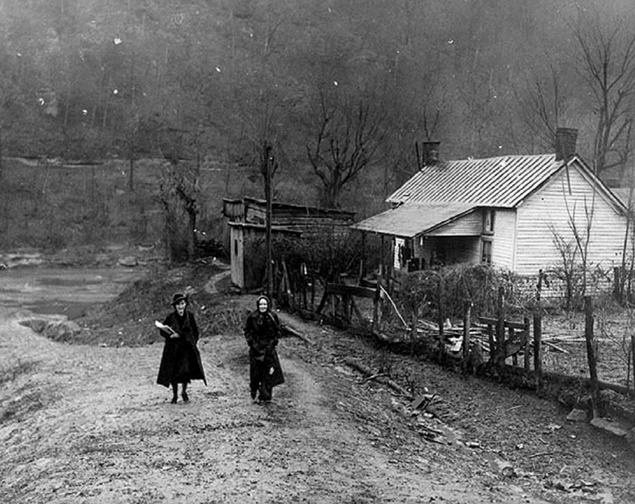 LRonLacy's tweet photo. The W.P.A.’s Pack Horse Library initiative sent librarians deep into Appalachia distributing reading material to the people who lived in a rugged, 10,000-square-mile area of eastern Kentucky.
@LivingNewDeal
#GreatDepression #TheNewDeal #WPA #libraries #PackHorseLibrary https://t.co/uiaEcEdTGN