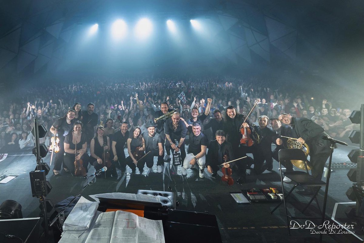 rockmoda's tweet image. Bari, che meravigliosa accoglienza con il tutto esaurito di ieri al #teatroteam! 😍 
Ci vediamo qui anche stasera, stesso posto stessa ora ❤️ Non mancate! 🍀

📸 Davide Di Lorenzo

#Modà #ModàLive #ModàeOrchestra #Modà20 #Gioia10 #Romantici @officialFandP