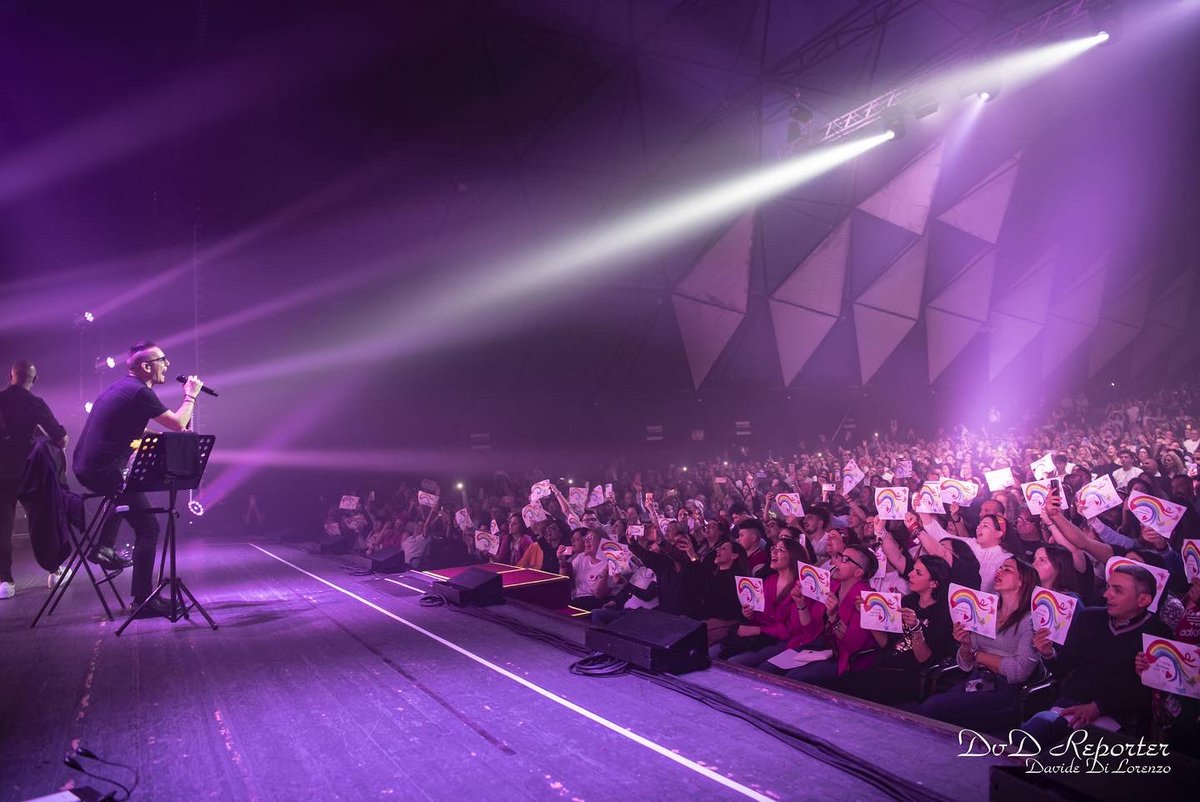 rockmoda's tweet image. Bari, che meravigliosa accoglienza con il tutto esaurito di ieri al #teatroteam! 😍 
Ci vediamo qui anche stasera, stesso posto stessa ora ❤️ Non mancate! 🍀

📸 Davide Di Lorenzo

#Modà #ModàLive #ModàeOrchestra #Modà20 #Gioia10 #Romantici @officialFandP