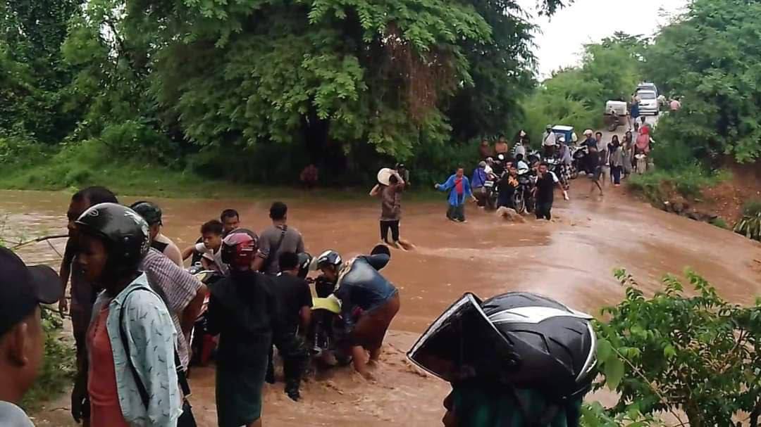 KimMinJi263's tweet photo. Over 13000 local residents had to flee in fear owing to the offensive of military armed forces while they were facing with flood and heavy rain in Kani tsp, Sagaing division in the previous 2 days. #HelpMyanmar #2023May14Coup #WhatsHappeningInMyanmar https://t.co/Ds6QOH0V2L