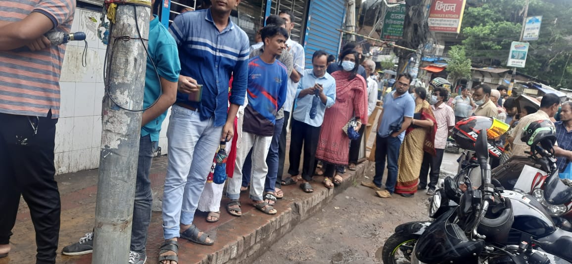 sarwarkamal93's tweet photo. People were seen waiting in long queues in front of hotels to buy food on Sunday as gas supply remained suspended in Chattogram following the government suspended operations of two floating LNG terminals in Cox’s Bazar due to cyclone Mocha.

#CycloneMocha
#Bangladesh
#Impact https://t.co/jSITJuTkh9