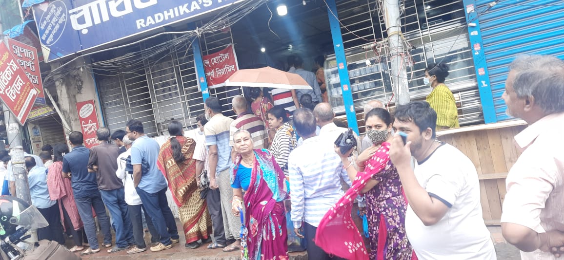 sarwarkamal93's tweet photo. People were seen waiting in long queues in front of hotels to buy food on Sunday as gas supply remained suspended in Chattogram following the government suspended operations of two floating LNG terminals in Cox’s Bazar due to cyclone Mocha.

#CycloneMocha
#Bangladesh
#Impact https://t.co/jSITJuTkh9