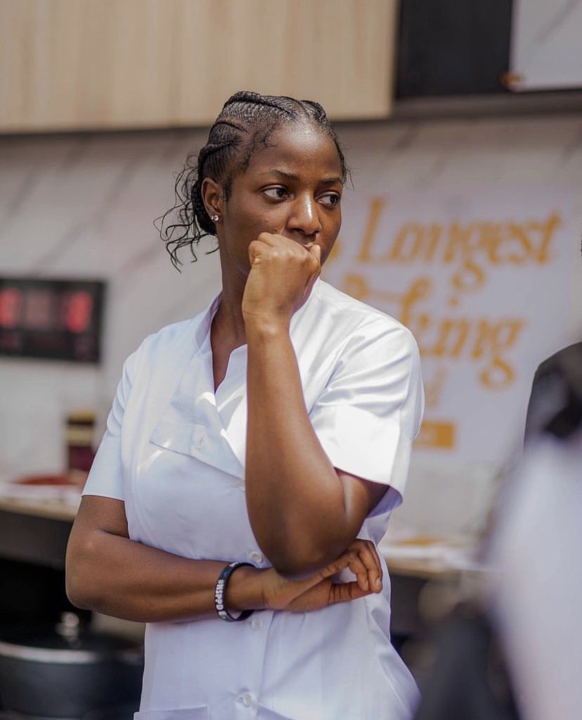 PaolaAudrey's tweet photo. Hilda Baci est une jeune cheffe-entrepreneure du 🇳🇬 qui s’est lancée pour défi de cuisiner pendant 4 jours sans interruption pour entrer dans le Guinness Book des records. Les plats cuisinés sont offerts au public qui vient la soutenir. Elle doit tenir jusqu’à demain soir ! https://t.co/7f4hTW6rP2