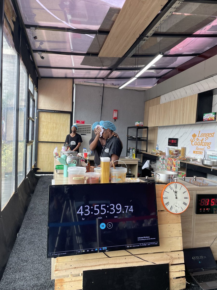 PaolaAudrey's tweet photo. Hilda Baci est une jeune cheffe-entrepreneure du 🇳🇬 qui s’est lancée pour défi de cuisiner pendant 4 jours sans interruption pour entrer dans le Guinness Book des records. Les plats cuisinés sont offerts au public qui vient la soutenir. Elle doit tenir jusqu’à demain soir ! https://t.co/7f4hTW6rP2