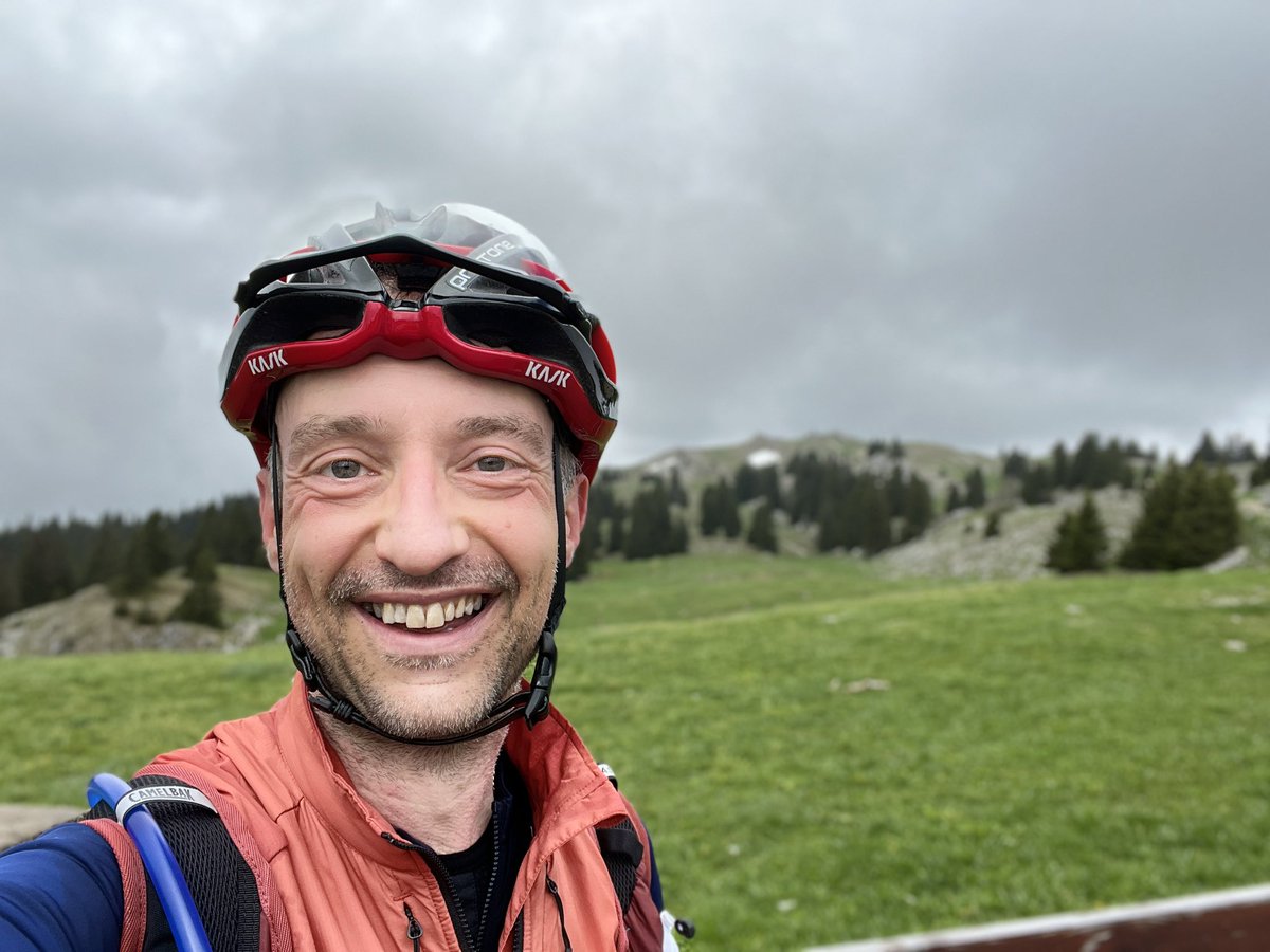 gpcroft's tweet photo. Years ago I won a competition &amp; a book by @friebos called Mountain Higher

At the time, due to an old overuse injury, I wasn't even cycling. I stared wistfully at those climbs 😢

Today I returned to the mountains for the 1st time in 15yrs, choosing Mont Tendre to break the spell https://t.co/SpmxCas4uF