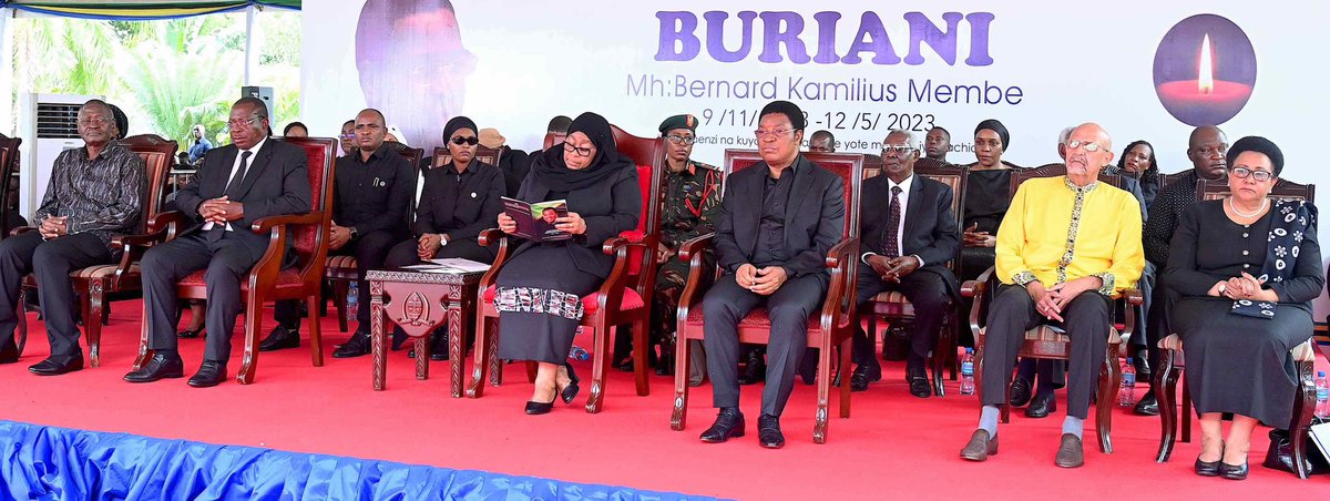 ikulumawasliano's tweet photo. Rais wa Jamhuri ya Muungano wa Tanzania Mhe. Samia Suluhu Hassan, Viongozi mbalimbali pamoja na Waombolezaji wakiwa kwenye viwanja vya Karimjee Jijini Dar es Salaam kabla ya kuaga mwili wa aliyewahi kuwa Waziri wa Mambo ya Nje Marehemu Bernard Kamilius Membe tarehe 14 Mei, 2023. https://t.co/V26jHhUtMr
