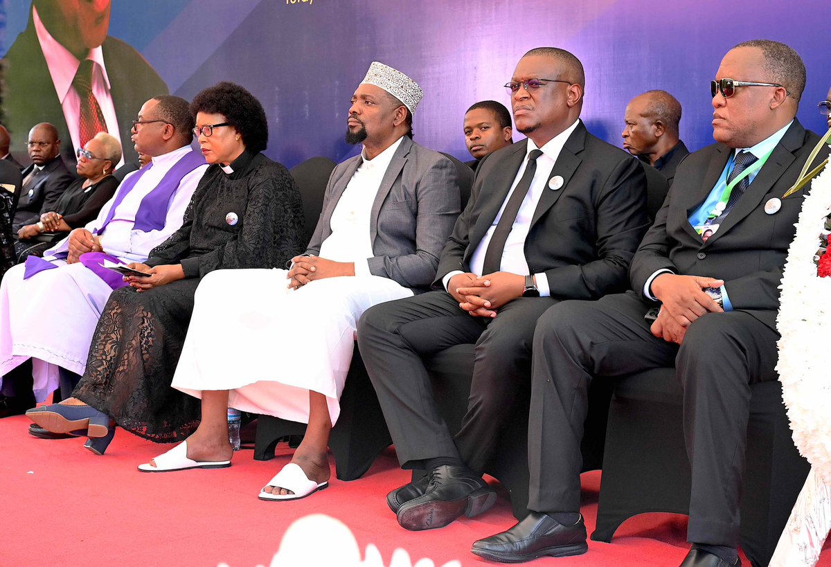 ikulumawasliano's tweet photo. Rais wa Jamhuri ya Muungano wa Tanzania Mhe. Samia Suluhu Hassan, Viongozi mbalimbali pamoja na Waombolezaji wakiwa kwenye viwanja vya Karimjee Jijini Dar es Salaam kabla ya kuaga mwili wa aliyewahi kuwa Waziri wa Mambo ya Nje Marehemu Bernard Kamilius Membe tarehe 14 Mei, 2023. https://t.co/V26jHhUtMr