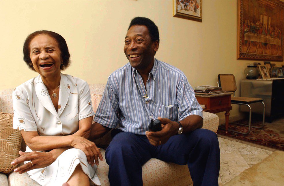 Pele's tweet photo. No dia de hoje, esperamos que vocês possam estar sorrindo assim, como a Dona Celeste ao lado do seu filho. A Pelé Foundation deseja um Feliz Dia das Mães para todos.  
.
Today, we hope you can be smiling like this, like Dona Celeste next to her son. The Pelé Foundation wishes everyone a Happy Mother's Day.
